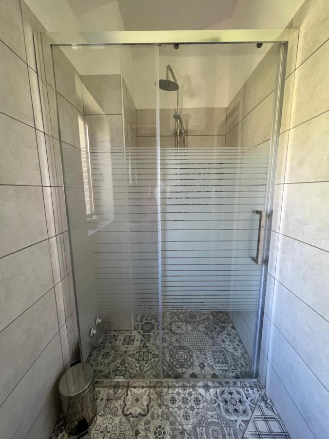 Apartman Maroon ลอฟราน ภายนอก รูปภาพ